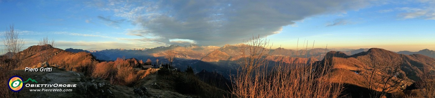 84 Dal Pizzo Cerro tramonto verso il Castel Regina e le Orobie.jpg